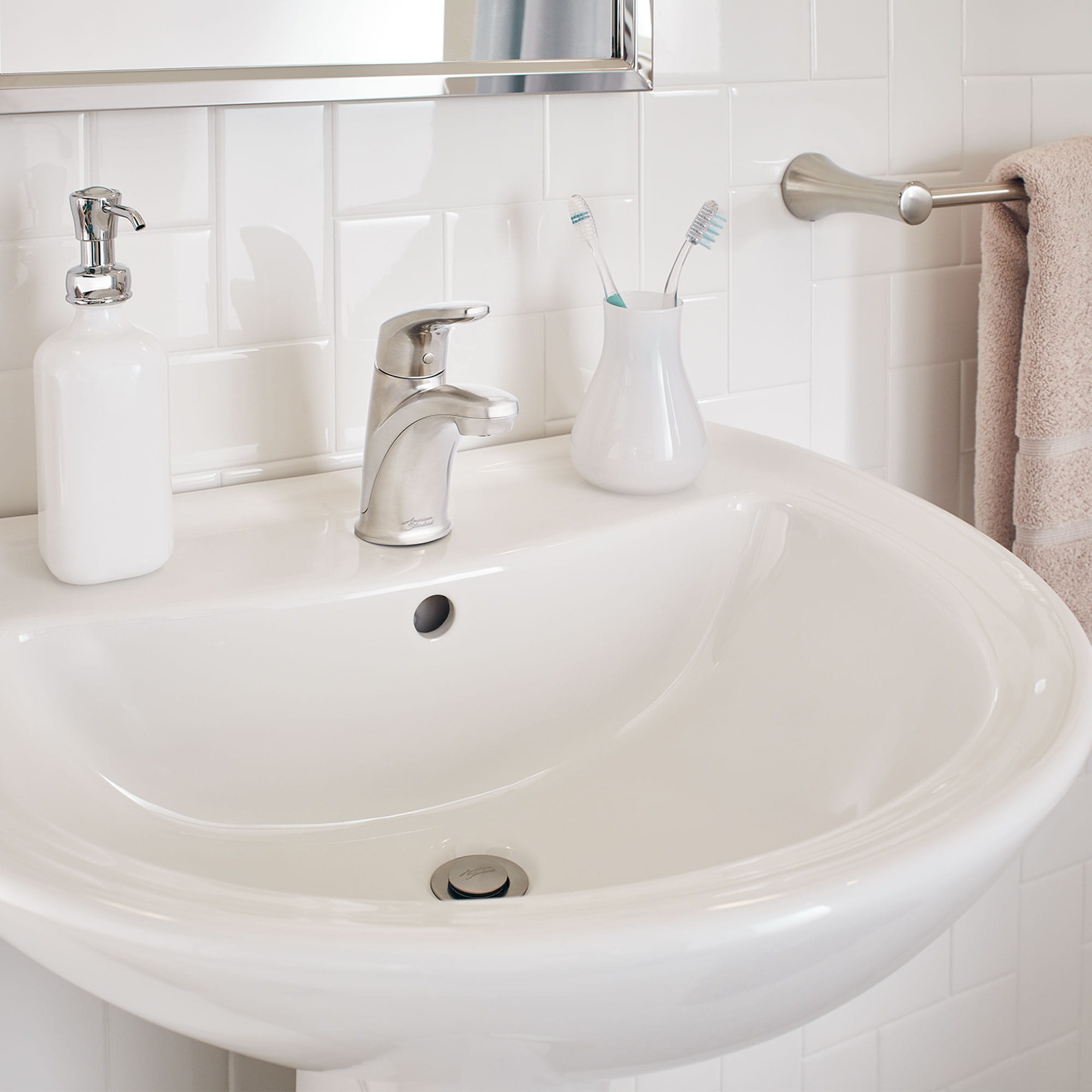 Colony® PRO Robinet de salle de bain monotrou à poignée unique 1,2 gpm/4,5 L/min avec poignée à levier